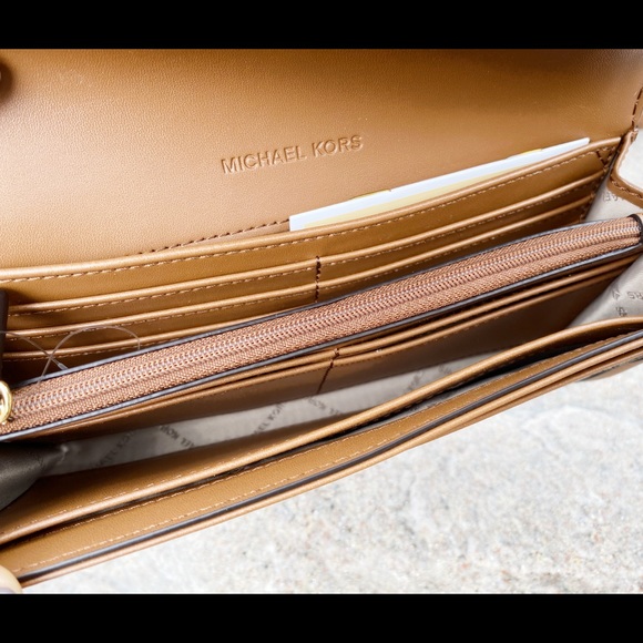 Sale🥰🥰Michael kors tote and wallet Bundle - Picture 6 of 8